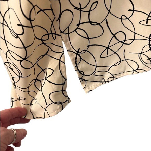 Button down blouse with squiggles in cream with black squiggles EUC Women’s 16W - Picture 5 of 8